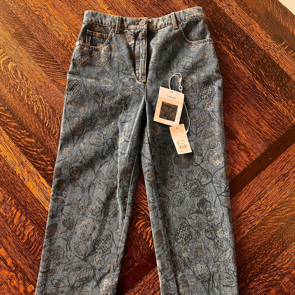BRAND NEW CHANEL 2021 CAMELLIA JEANS SIZE 38 US 4 sold out exclusive to Europe